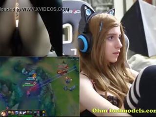 Gamergirl bermain league daripada legenda