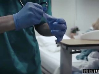 Murni tabu perv healer memberikan remaja pasien vagina ujian