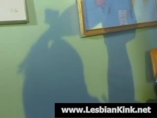 Lesbičky v latexové svižný jejich horký kolo osli