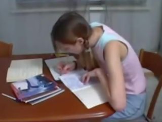 Žingsnis brolis helping paauglys sesuo su homework