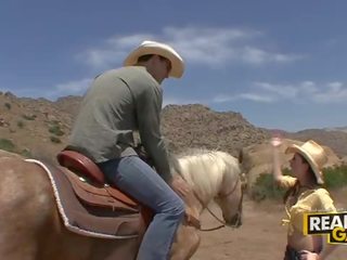 Atemberaubend brünette teenager flittchen fräuleinchen stein draußen cowboy stil fick