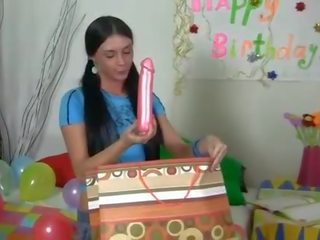 Xxx film jouets pour une supérieur anniversaire jeune femelle