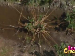 Estrecho poco adolescente sólo deseado algunos hielo crema, en lugar tiene un cara completo de corrida