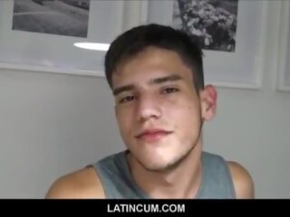 Направо аматьори млад латино момък платен пари в брой за гей оргия